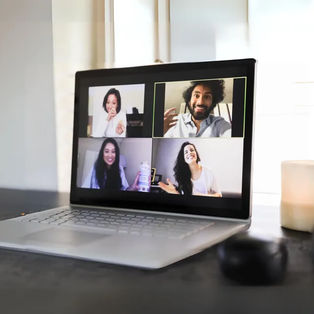Grupowe zajęcia językowe online prowadzone na laptopie